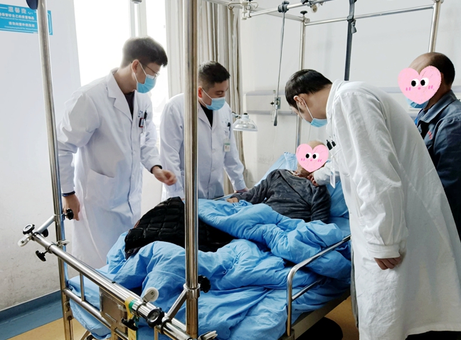 我院成功为106岁超高龄老人完成右股骨骨折手术(图1)