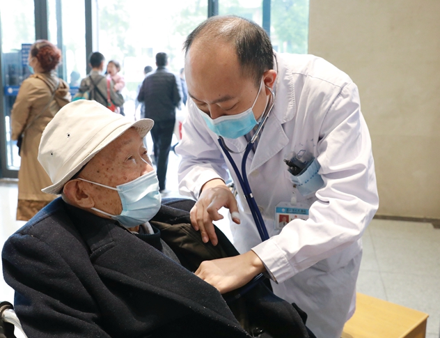 四川大学华西医院眉山医院•眉山市人民医院组织开展“关爱老人、关注健康”主题义诊活动(图2)