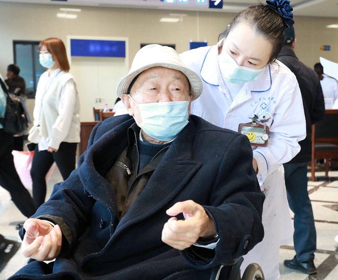 四川大学华西医院眉山医院•眉山市人民医院组织开展“关爱老人、关注健康”主题义诊活动(图3)