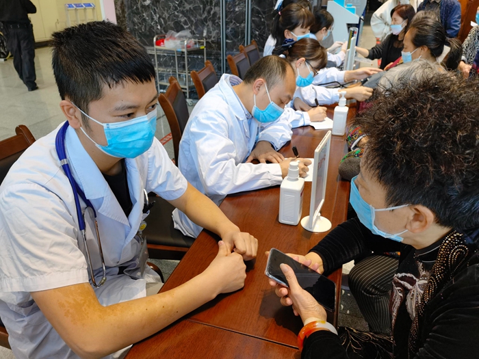 四川大学华西医院眉山医院•眉山市人民医院组织开展“关爱老人、关注健康”主题义诊活动(图4)