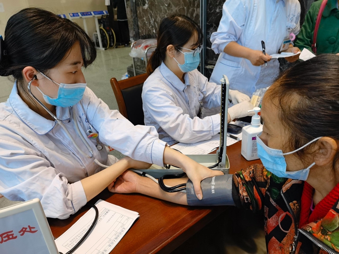 四川大学华西医院眉山医院•眉山市人民医院组织开展“关爱老人、关注健康”主题义诊活动(图5)